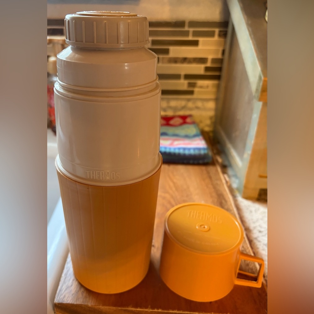 1970,s Vintage mustard Thermos brand vacuum bottle, model P-2202 Canadian - Picture 4 of 6